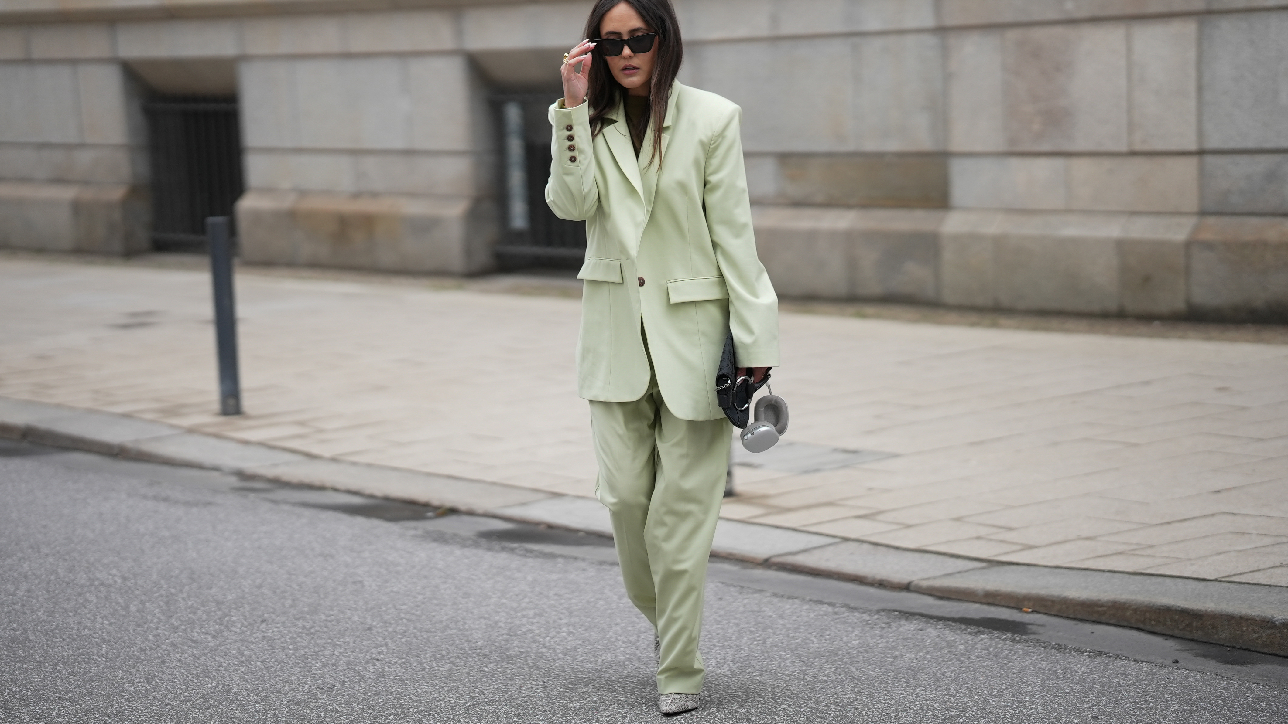 Zapomeňte v šatníku na flat white a čokoládu! Letní trendy 2026 ovládne delikátní odstín matcha green