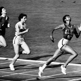 I když to vypadalo, že bude chodit, Wilma Rudolph vyhrála závod ve sprintu na olympiádě v Římě