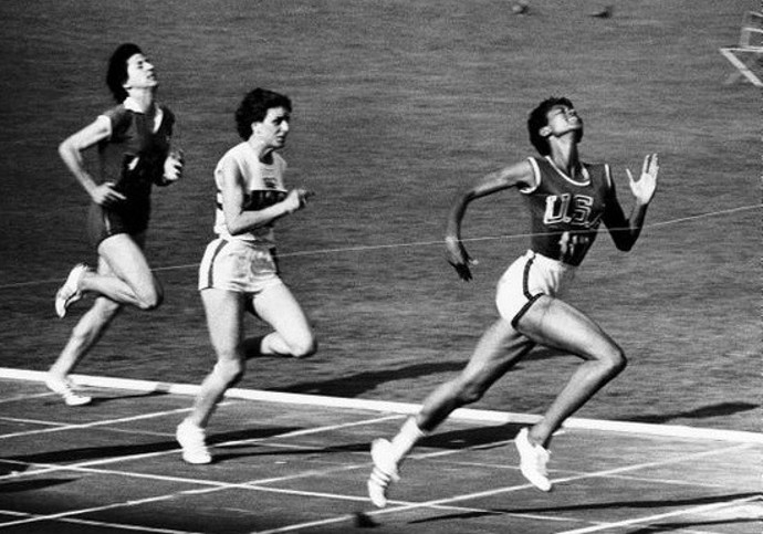 I když to vypadalo, že bude chodit, Wilma Rudolph vyhrála závod ve sprintu na olympiádě v Římě I když to vypadalo, že bude chodit, Wilma Rudolph vyhrála závod ve sprintu na olympiádě v Římě