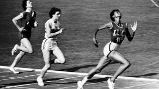 I když to vypadalo, že bude chodit, Wilma Rudolph vyhrála závod ve sprintu na olympiádě v Římě