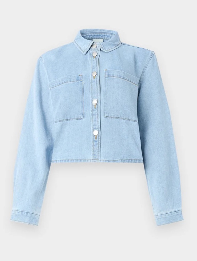 Denim i v létě? Proč ne. Vsaďte na tyto ikonické kousky a osvědčené kombinace