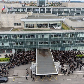 Protestující se sešli v symbolický čas, aby upozornili, že svoboda slova je v ohrožení.