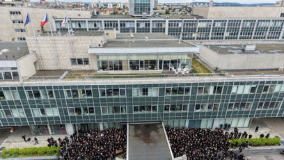 FOTO: Protestující se sešli v symbolický čas, aby upozornili, že svoboda slova je v ohrožení.