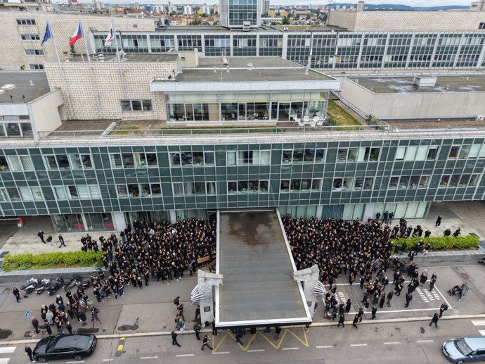 Protestující se sešli v symbolický čas, aby upozornili, že svoboda slova je v ohrožení.