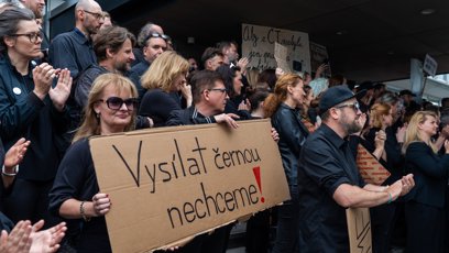FOTO: Zaměstnanci ČT a rozhlasu vyhlásili časově neomezenou stávkovou pohotovost a nevylučují úplné zastavení vysílání.