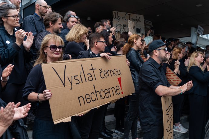 Zaměstnanci ČT a rozhlasu vyhlásili časově neomezenou stávkovou pohotovost a nevylučují úplné zastavení vysílání.