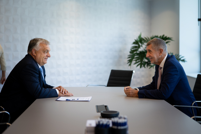Andrej Babiš se v Bruselu setkal s bývalým maďarským premiérem Viktorem Orbánem. O setkání se však nikde nezmínil.