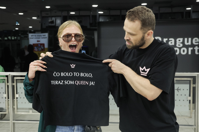 Gwyneth McMullen dostala na letišti dárek.