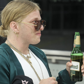 Gwyneth McMullen hned ochutnala české pivo.