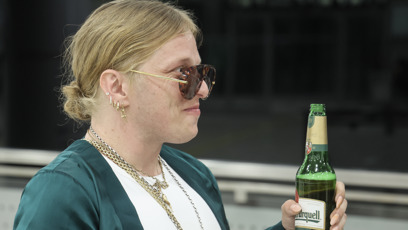 FOTO: Gwyneth McMullen hned ochutnala české pivo.