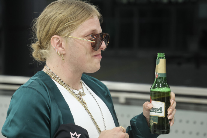 Gwyneth McMullen hned ochutnala české pivo.