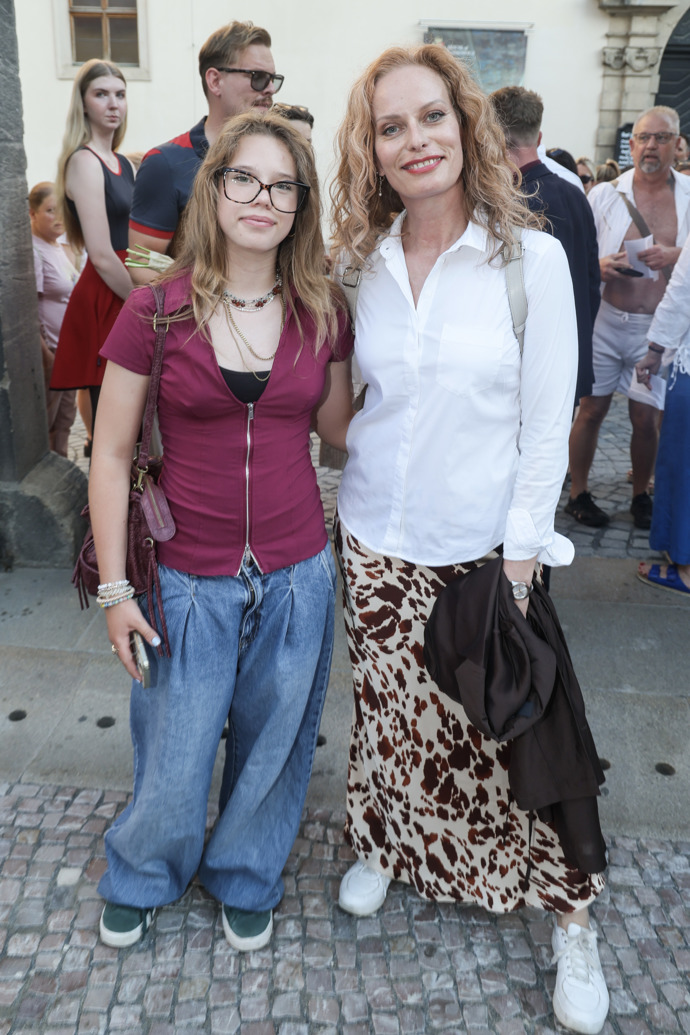 Venkovní divadelní premiéry nemívají tak přísný dress code, takže moderátorka Kristina Kloubková s dcerou se rozhodly pro velmi ležérní styling.
