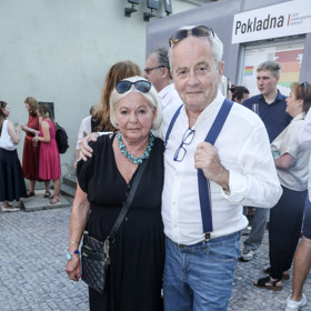 Po boku manželky Vlasty si premiéru Komedie omylů, která odstartovala Shakespearovské slavnosti, nenechal ujít ani moderátor Alexander Hemala. Zatímco moderátorova manželka zvolila elegantnější černé maxi šaty doplněné o výrazný tyrkysový náhrdelník, on sám sáhnul po džínech s kšandami a bílou košilí.