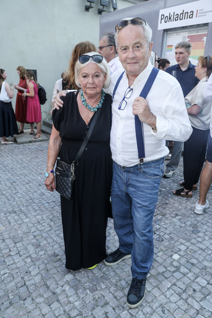 Po boku manželky Vlasty si premiéru Komedie omylů, která odstartovala Shakespearovské slavnosti, nenechal ujít ani moderátor Alexander Hemala. Zatímco moderátorova manželka zvolila elegantnější černé maxi šaty doplněné o výrazný tyrkysový náhrdelník, on sám sáhnul po džínech s kšandami a bílou košilí.