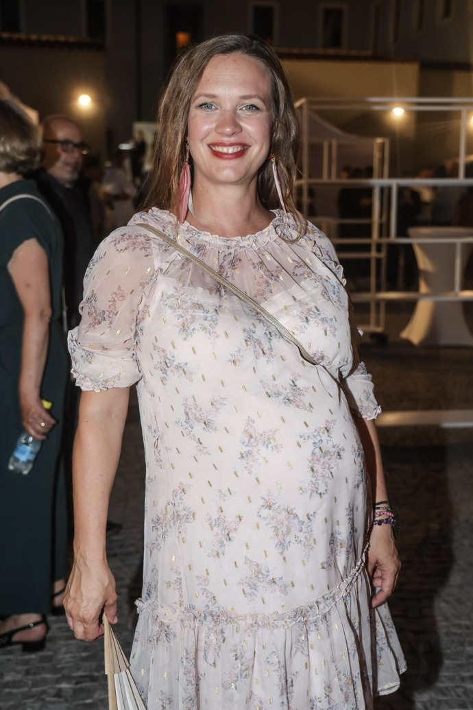 Na premiéře nechyběla ani Kristýna Leichtová, která zářila v lehkém letním outfitu a ukázala těhotenské bříško.