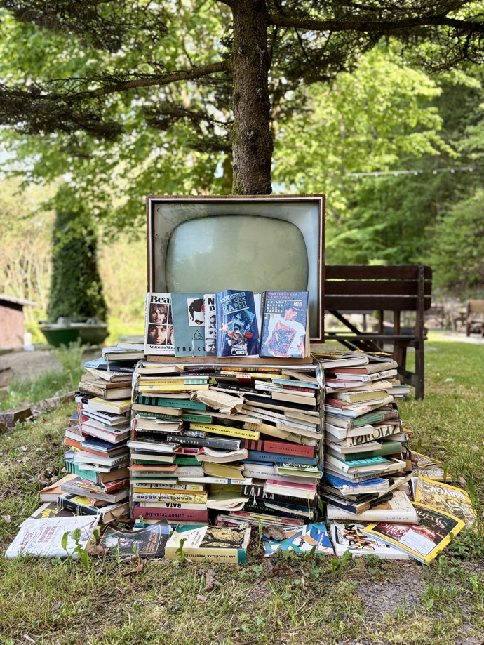 Staré knihy nebo televize, kterou možná pamatuje ještě z obýváků rodičů či babiček? Tady uvidíte všechno.