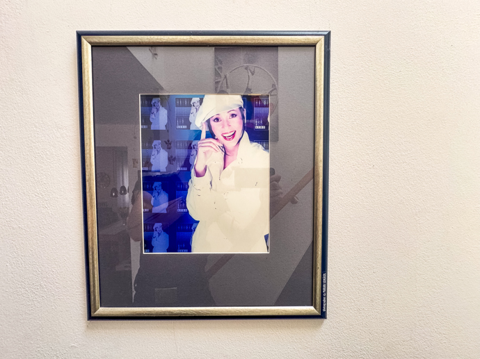 Na zdech podél schodů visí několik velkoformátových fotografií Heidi.