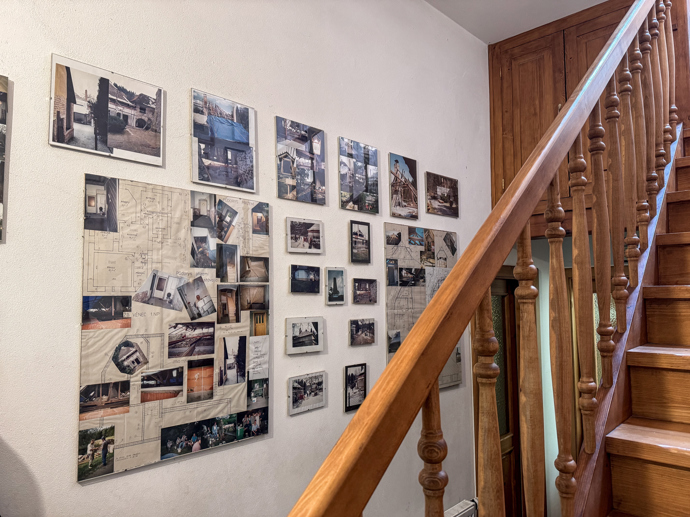 Stěny vedle schodiště do patra, které Petra Janů s manželem vybudovali, jsou zaplněné fotografiemi...