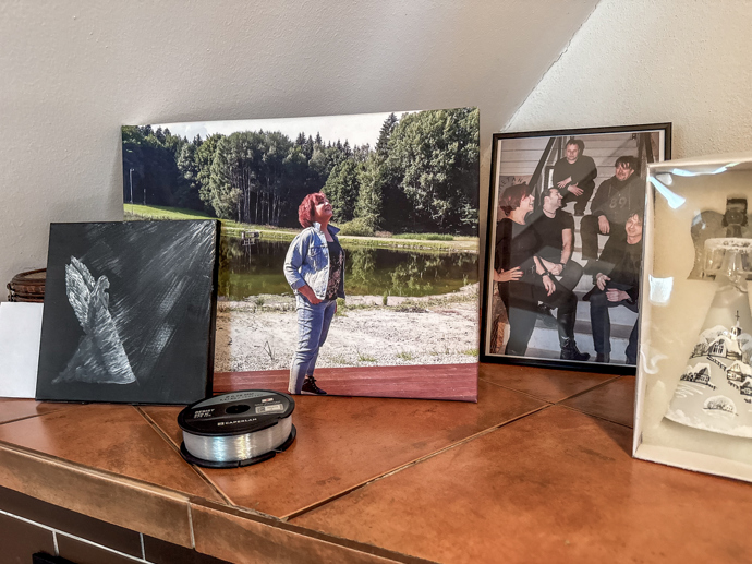 Na krbu jsou fotografie, fotka Petry Janů je od rybníka Michal
