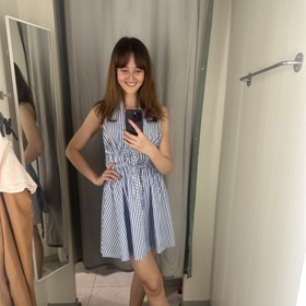 Svým ženským střihem i hravým trendy vzorem Moniku zaujal i tento roztomilý kousek.