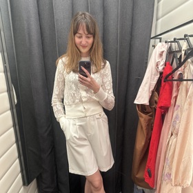 Módní redaktorku Lifee zaujala i tato krémová kombinace. Bermudy a háčkovaný kardigan sice jsou výraznými trendy letošními sezony, ale krémová barva jim propůjčuje punc luxusu i nadčasovost