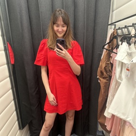 Módní redaktorka Lifee Monika vyrazila do obchodů prozkoumat první vlnu letních slev. Tyto červené mini šaty byly velmi příjemné na tělo, protože jsou  z chladivé lněné směsi