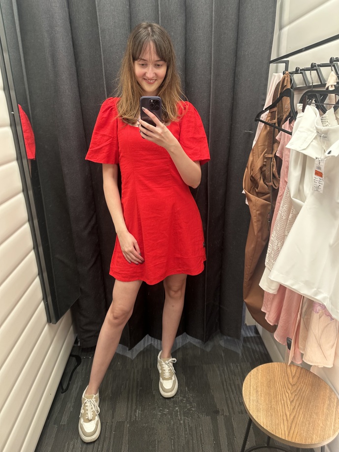 Módní redaktorka Lifee Monika vyrazila do obchodů prozkoumat první vlnu letních slev. Tyto červené mini šaty byly velmi příjemné na tělo, protože jsou  z chladivé lněné směsi