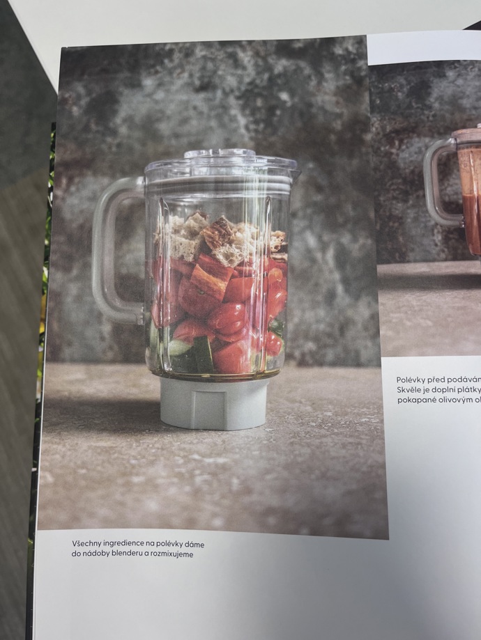 Všechny ingredience stačí nakrájet a umístit do kvalitního mixéru. 