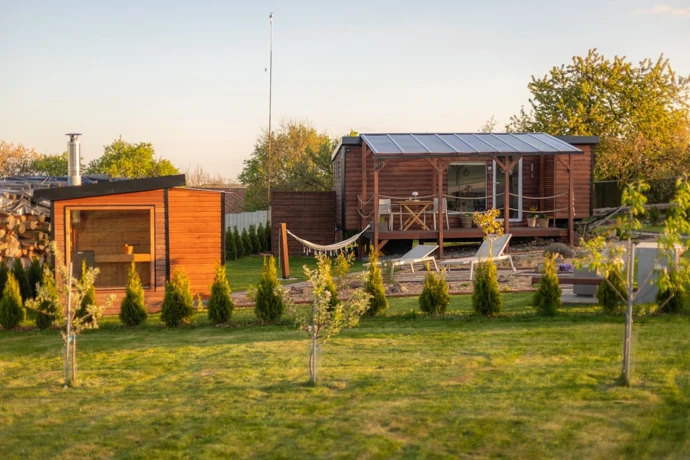 Sauna, gramofon, venkovní kuchyně i farmářské snídaně: Sabina s Petrem připravili pro hosty v Maringotce za humny místo pro snový odpočinek