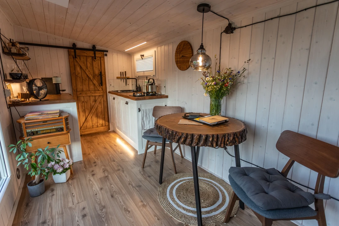 Sauna, gramofon, venkovní kuchyně i farmářské snídaně: Sabina s Petrem připravili pro hosty v Maringotce za humny místo pro snový odpočinek
