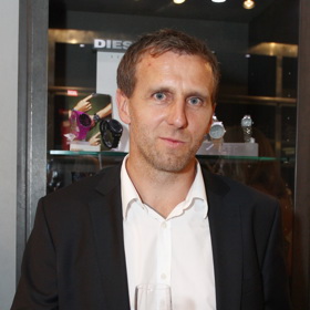 Tam kromě toho, že bojoval s Davidem Beckhamem o místo v sestavě, také začal zvolna zkracovat svůj ikonický účes. Trenéru Fergusonovi se totiž dlouhé vlasy nelíbily.