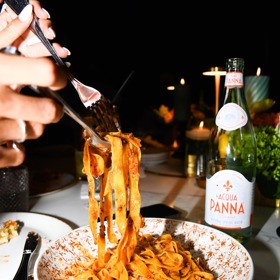 Jedno z nejžádanějších míst letošního KVIFF? Nový prostor ve Varech slibuje hudbu, gastronomii i nezapomenutelné večery