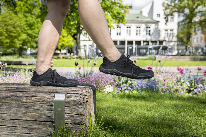 Díky subtilní siluetě, prodyšnému textilnímu materiálu a minimalistickému černému provedení působí elegantně a přirozeně sedí zejména na ženské noze. Barefoot konstrukce boty podporuje přirozený pohyb chodidla a větší komfort při chůzi, zatímco o ještě příjemnější nošení se
stará stélka ABSORBA XTR s aktivním uhlím, která pomáhá
eliminovat pachy, působí antibakteriálně a díky tvarované patní misce zpříjemňuje došlap i během dlouhého dne. 1449 Kč
