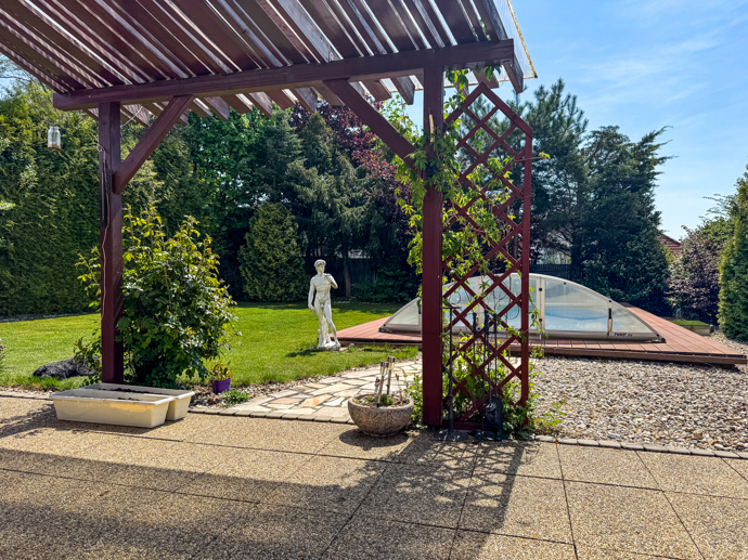Pergola teprve čeká, až ji rostliny obrostou