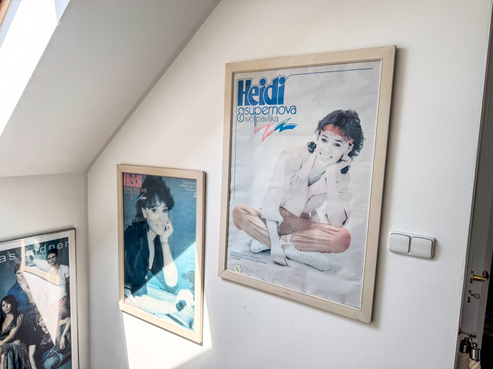Fotografie podél schodiště