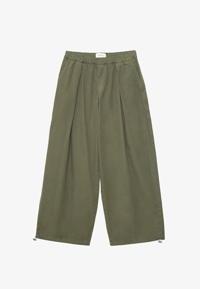 Podobně jako Petra Černocká, i vy můžete sáhnout po módních uvolněných kalhotách. Tyto má v nabídce značka Stradivarius za 699 Kč.