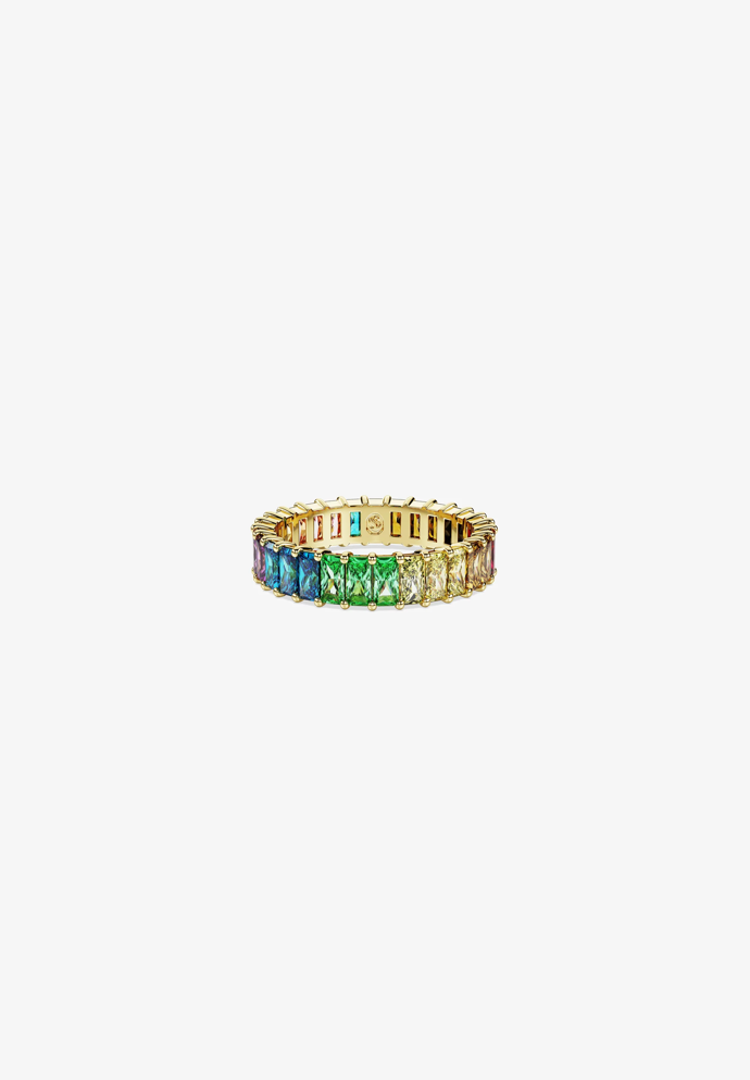 Doladit svůj look můžete také prstýnkem, třeba jako je tento pestrobarevný od od značky Swarovski. Vyjde vás na 3690 Kč.