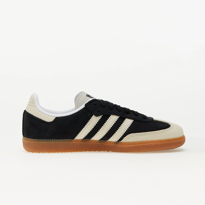 Tenisky celému looku propůjčí uvolněný, ležérní nádech. Tento model je od značky Adidas a jeho cena je 2799 Kč.
