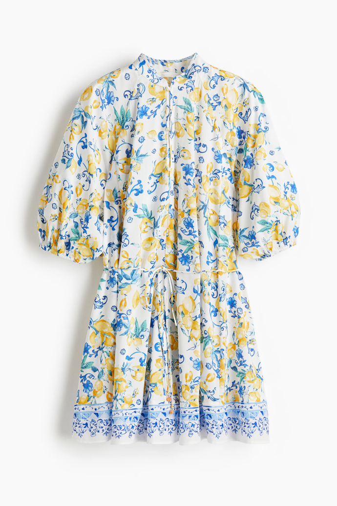 Šaty s vázacím páskem, H&M, 739 Kč