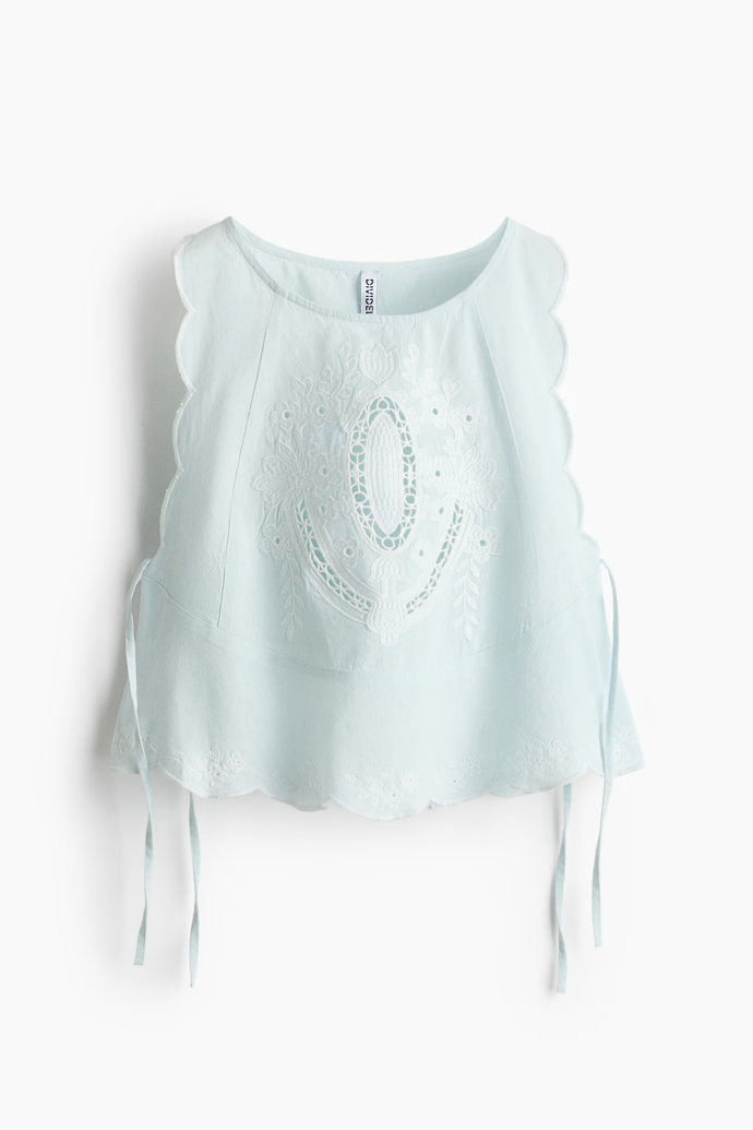 Vyšívaný top s vázačkami, H&M, 619 Kč