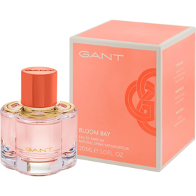 Parfémovaná voda GANT Preppy Rose ve spreji zachycuje atmosféru amerického východního pobřeží v kompozici květinově-ovocné vůně. Okamžitě po nastříknutí se rozvoní hruška, grapefruit a mořské tóny, které se jasně otevírají a zajišťují svěží start do nového dne. Jak vůně postupuje, růže, jasmín a neroli se spojují a vytvářejí květinové srdce, které zprostředkovává příjemnou lehkost v každodenním životě. Cedrové, santalové a benzoinové dřevo pak tvoří hřejivý závěr, který dlouho přetrvává a dodává vůni dřevitou hloubku. Parfém stojí 2 600 Kč.