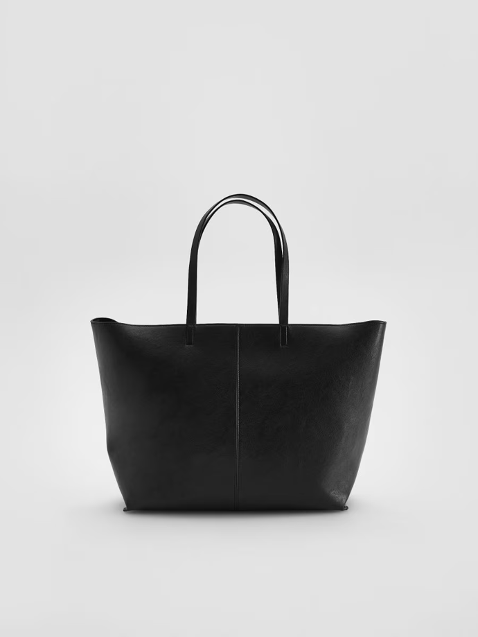 Praktickou i stylovou funkci zastane prostorná kabelka shopper. Tento model koupíte  u značky Reserved za 999 Kč.