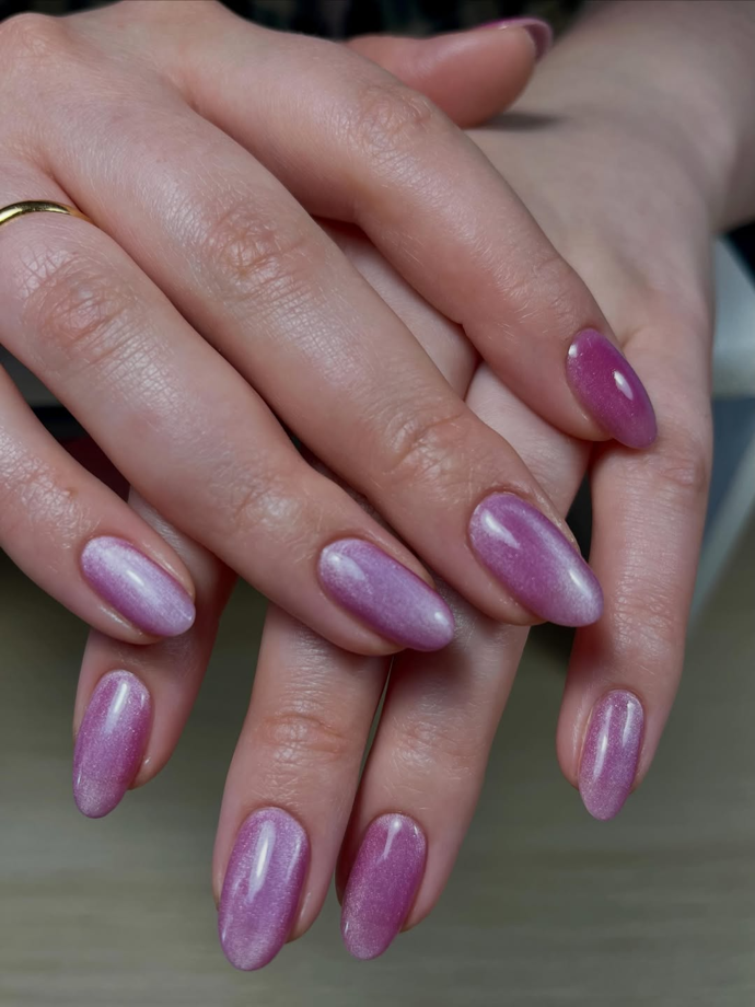 Velkým hitem i nadále zůstává takzvaná cat eye manikúra.