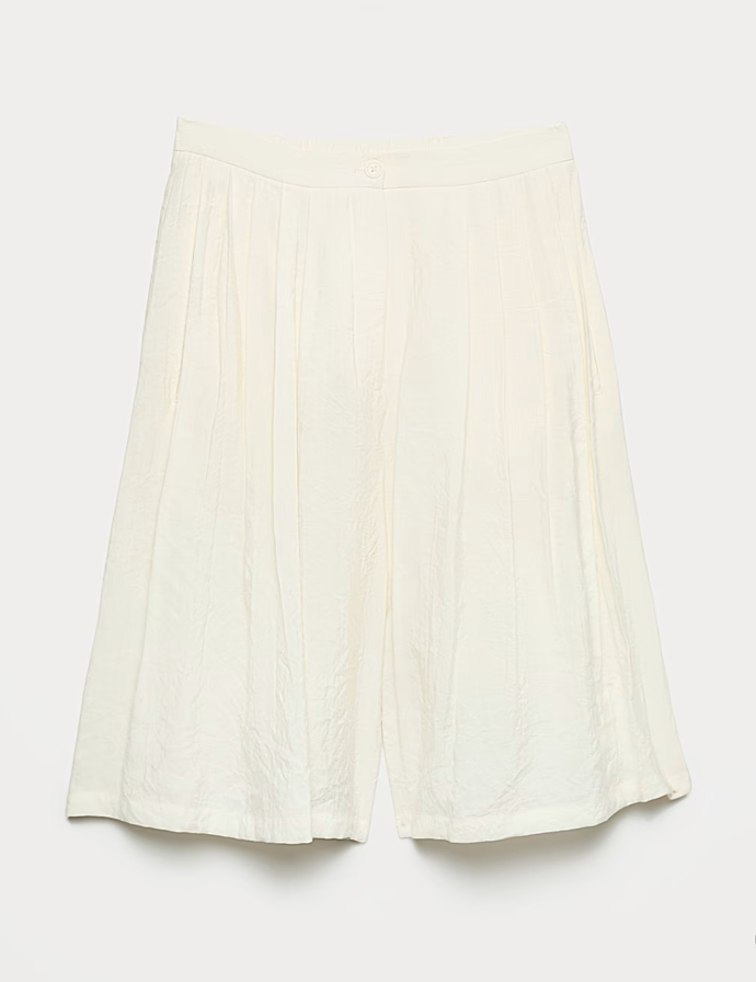 Bermudy s plisováním, Marks&Spencer, 899 Kč