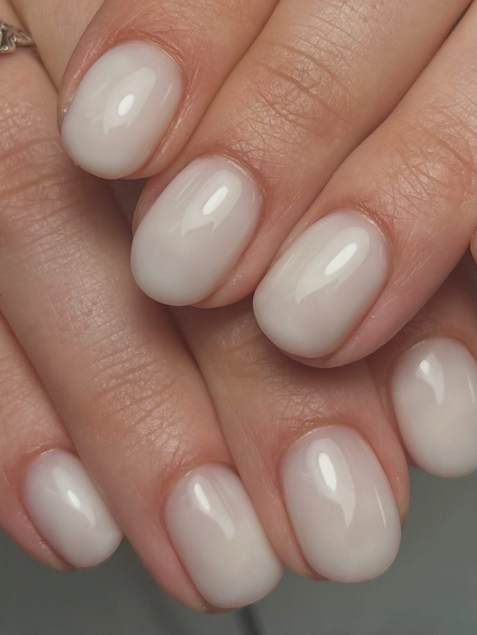 Úplně ale nemizí ani minimalismus. Čistým soap nails se letos říká chiffon nails a vyznačují se jemností, lehkostí a nenuceností.