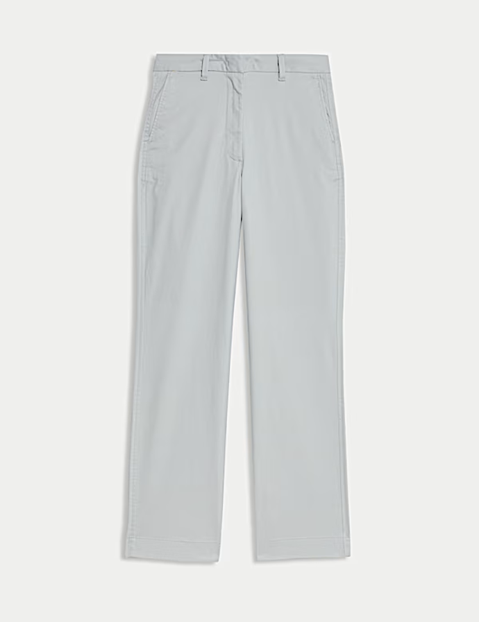Kalhoty s rovnými nohavicemi v jemném šedém odstínu pořídíte u značky Marks & Spencer za 1 099 Kč.
