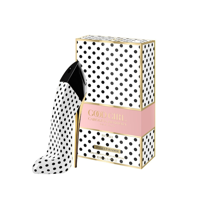 Značka Carolina Herrera přichází s letní sběratelskou edicí Good Girl Blush, oblečenou do ikonického černobílého puntíkovaného vzoru na legendárním flakonu ve tvaru střevíčku. Puntíky, nadčasový poznávací znak značky, po desetiletí ztělesňují eleganci, radost a hravou sofistikovanost. Uvnitř se ukrývá svěží květinová exploze kontrastů – pudrově jemná oslava ženskosti s tóny pivoňky, upcyklované růžové vody a smyslné vanilky. Parfém v jedinečném obalu koupíte za 3 600 Kč.