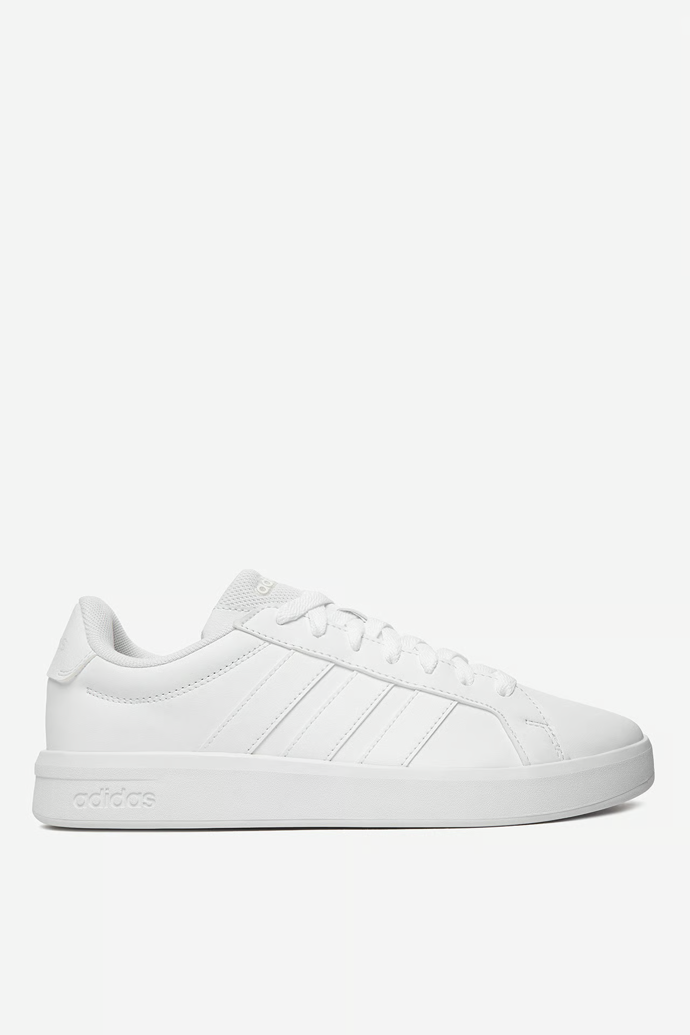 Bílé tenisky i v outfitu Petry Černocké potvrdily svou univerzální a komfortní pověst. Tento model je od značky Adidas a stojí 999 Kč.