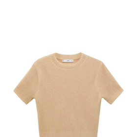Úpletový svetřík s krátkým rukávem v béžovém odstínu působí elegantním i omlazujícím dojmem. Tento kousek pořídíte u značky Mango za 799 Kč.