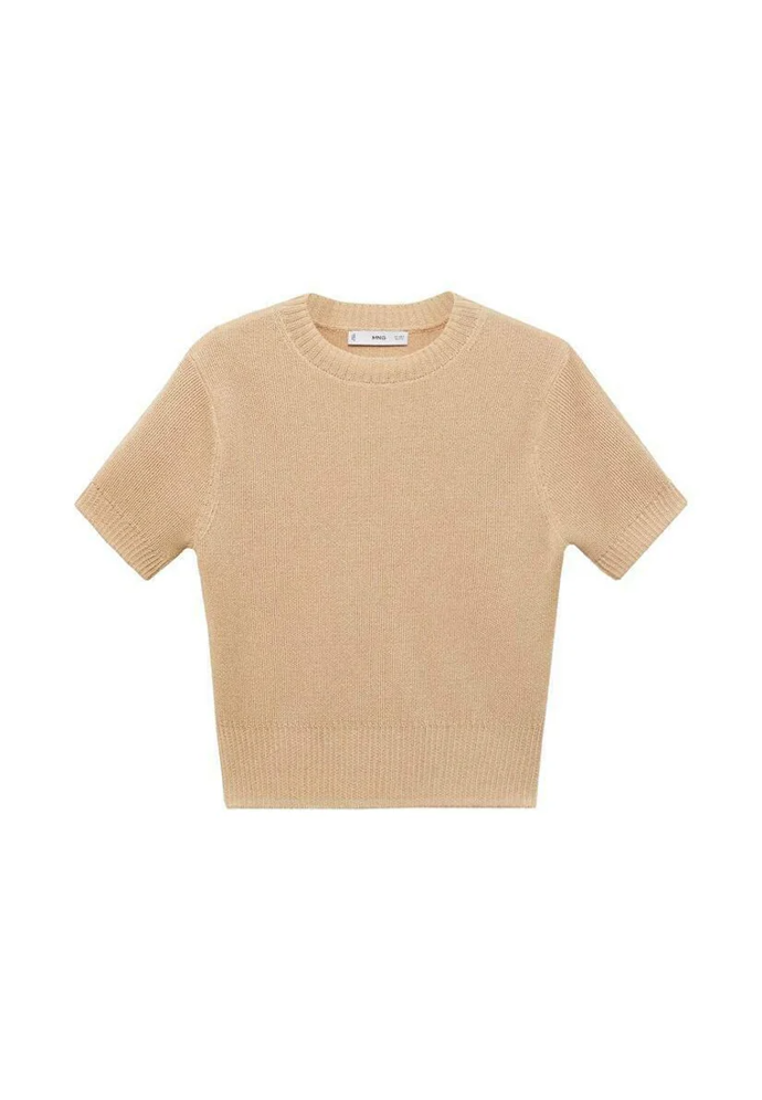 Úpletový svetřík s krátkým rukávem v béžovém odstínu působí elegantním i omlazujícím dojmem. Tento kousek pořídíte u značky Mango za 799 Kč.